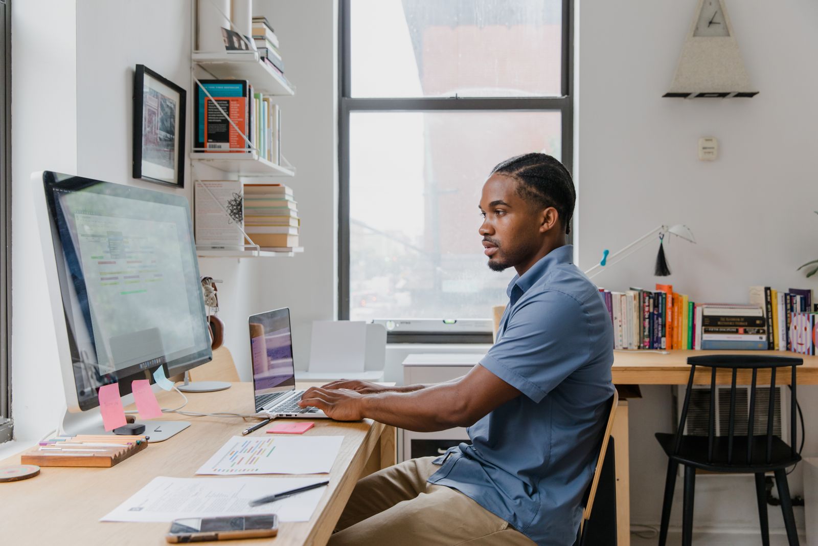 Personne en télétravail à son bureau