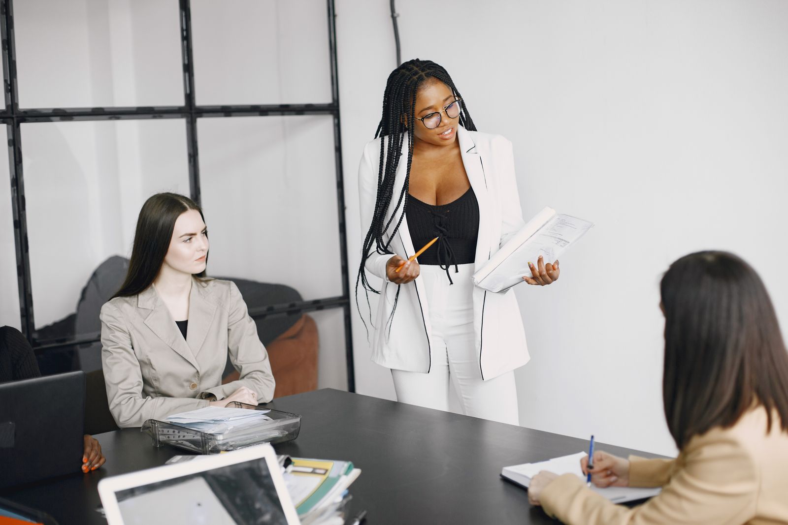 Équipe de professionnels en atelier